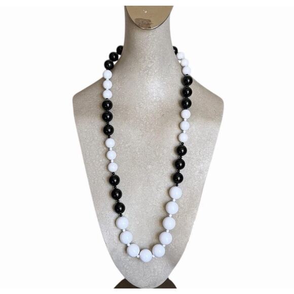 Vintage Monet Black & White Graduated Bead Necklace Signed Monet 1970s–1980s - Picture 3 of 6
